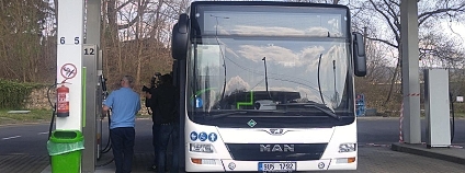 Děčínský dopravní podnik pořídil 21 autobusů na stlačený zemní plyn (CNG). Dopravní podnik vybudoval kvůli novým vozům plničku na CNG, která je přístupná i veřejnosti. CNG, tedy ekologická, levnější, modernější a bezpečnější alternativa k benzinu či naftě, splňuje budoucí ekologické normy EU. 