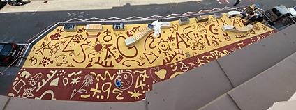 Asfalt art před ZŠ Grafická. Foto: Zuzana Vraná Pěšky městem