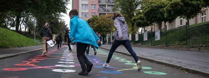 Asfalt art u ZŠ Jarov Foto: Helena Pěchoučková Pěšky městem