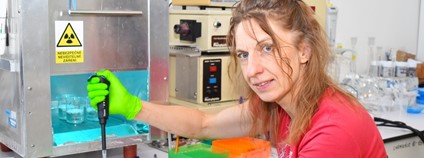 Lenka Belháčová při testování vzorků kompozitu v laboratorním fotoreaktoru. Foto: ÚFCH JH AV ČR