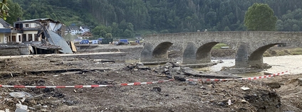 Poničený most po povodních v Německu v roce 2021 Foto: Fckmarcsaar Wikimeda Commons