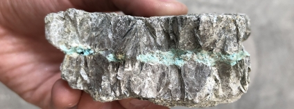 Velké vločky polylithionitu na vzorku nalezeném společností MetAmpere poblíž St. Austell.