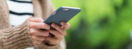 Žena s mobilem v ruce Foto: Depositphotos