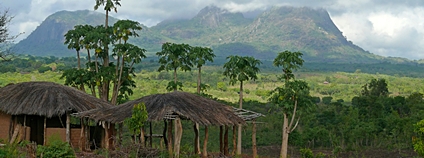 Mosambik - horská krajina s rolnické stavení Foto: Depositphotos