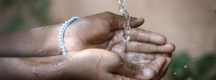 Ruce nabírající vodu Foto: Depositphotos