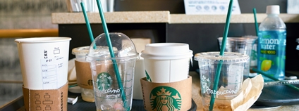 Jednorázové nádobí ve Starbucks Coffee Foto: Depositphotos