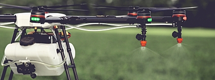 Postřik ze zemědělského dronu Foto: Depositphotos