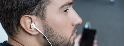 Muž se sluchátky Foto: Depositphotos