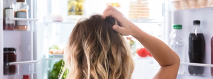 Zmatená paní před lednicí Foto: Depositphotos