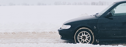 Auto jede v zasněžené krajině Foto: Depositphotos