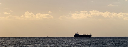 Tanker v dáli Foto: Depositphotos