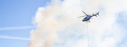 Vrtulník hasí požár Foto: Depositphotos