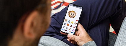 Muž si na mobilu problíží emoji se zvířátky Foto: Depositphotos