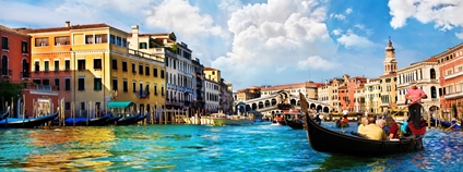 Canal Grande s gondolami a most Rialto v Benátkách, Itálie Foto: Depositphotos