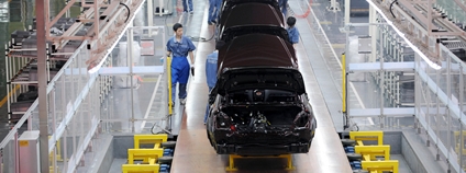 Čínští dělníci sestavovují automobily na montážní lince Foto: Depositphotos