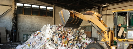 Bagr nakládá odpad v hale Foto: Depositphotos