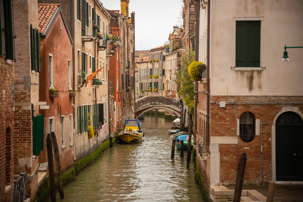 Canal Grande v Benátkách se zbarvil do fluoreskující zelené