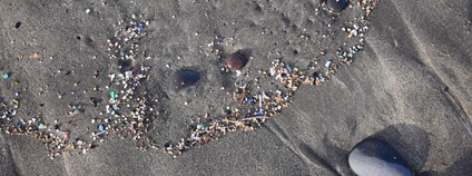 Mikroplasty na pláži Foto: Depositphotos