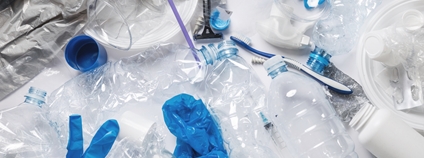 Různé plastové odpadky - obaly a výrobky Foto: Depositphotos