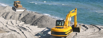 Rypadlo a buldozer pracující na pláži Foto: Depositphotos