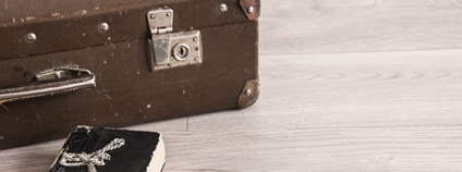 Starý kufr a kniha Foto: Depositphotos