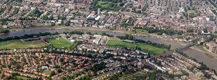 Letecký pohled na řeku Temži, jak teče mezi Barnes a Hammermith v Londýně Foto: Depositphotos