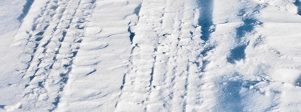 Stopy vozidla ve sněhu Foto: Depositphotos