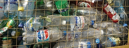 Vyhozené plastové lahve v boxu Foto: Depositphotos