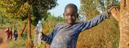 Malý Afričan s balenou vodou Foto: Depositphotos