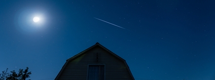 Satelit Starlink na noční obloze Foto: Depositphotos