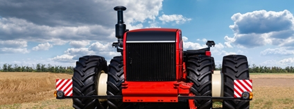 Autonomní bezpilotní traktor s pluhem na poli Foto: Depositphotos