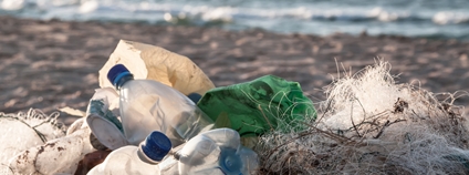 Odpadky na pláži Foto: Depositphotos