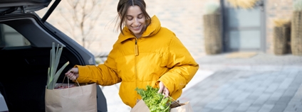 Žena s taškami se zeleninou Foto: Depositphotos