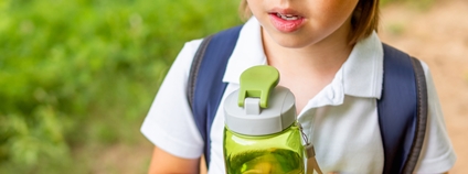Dítě se znovupoužitelnou plastovou lahví na vodu Foto: Depositphotos