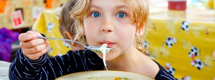Dívka jí v jídelně polévku Foto: Depositphotos