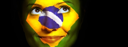 Žena s namalovanou brazilskou vlajkou na obličeji Foto: Depositphotos