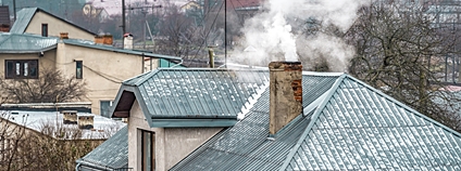 Z komína na střeše vily vychází hustý kouř Foto: Depositphotos