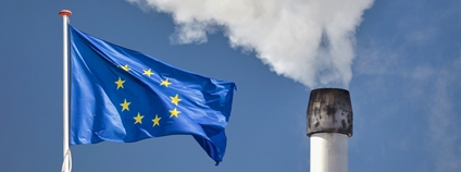 Vlajka EU a kouřící komín Foto: Depositphotos