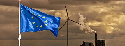 Vlajka EU, větrná elektrárna a tepelná elektrárna Foto: Depositphotos