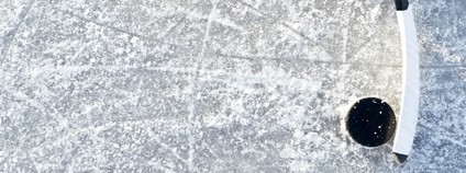 Hokejka a puk na ledě Foto: Depositphotos