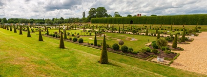 Zahrada u Hampton Court Foto: kraskoff Depositphotos