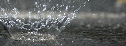Dešťová kapka Foto: Benjamin Nuß Wikimedia Commons