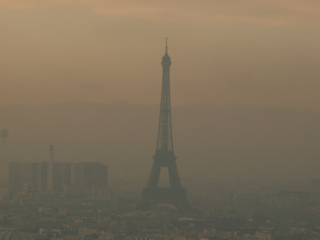 Paris et d’autres endroits en France continuent d’être frappés par un épais smog