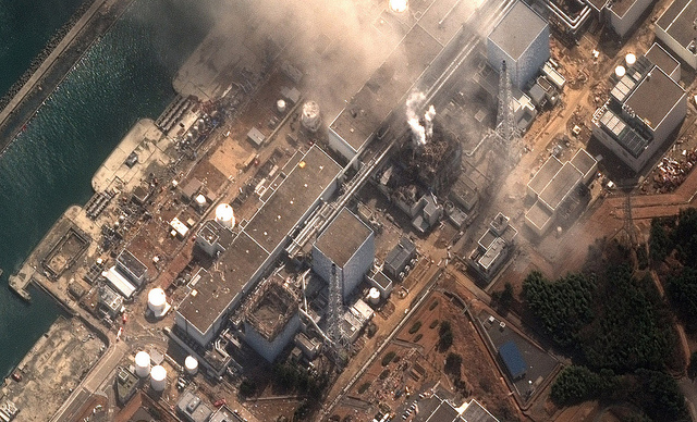 Havárie v jaderné elektrárně Fukušima I v důsledku zemětřesení a následného tsunami. Satelitní snímek je ze 14. března 2011.