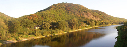 Vrch Hradiště nad Závistí u Zbraslavi, Pohled z mostu Závodu míru přes Vltavu k jihovýchodu. Vlevo Břežanské údolí, zcela vlevo část úbočí vrchu Šance.