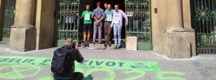 V pátek 23. 8. dopoledne několik členů hnutí Extinction Rebellion zablokovalo svými těly vchod do Ministerstva pro místní rozvoj na Staroměstském náměstí. V pátek 23. 8. dopoledne několik členů hnutí Extinction Rebellion zablokovalo svými těly vchod do Ministerstva pro místní rozvoj na Staroměstském náměstí.