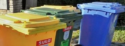 Nádoby na tříděný odpad k rodinným domům začali zdarma nabízet v Doksech na Českolipsku. Radnice na projekt získala dotaci z Operačního programu Životní prostředí, slibuje si, že obyvatelé budou díky tomu víc třídit a sníží se množství komunálního odpadu. Likvidace směsného komunálního odpadu je pro město nejdražší. Nádoby na tříděný odpad k rodinným domům začali zdarma nabízet v Doksech na Českolipsku. Radnice na projekt získala dotaci z Operačního programu Životní prostředí, slibuje si, že obyvatelé budou díky tomu víc třídit a sníží se množství komunálního odpadu. Likvidace směsného komunálního odpadu je pro město nejdražší.