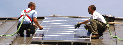 Instalace fotovoltaického panelu na střechu domu. Foto: U.S. Army Environmental Command Flickr