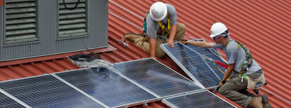 Instalace fotovoltaických panelů na střechu domu. Foto: Wayne National Forest Flickr