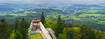 Pohled na Šumavu z hradu Kašperské Hory Foto: Jiri Foltyn Shutterstock